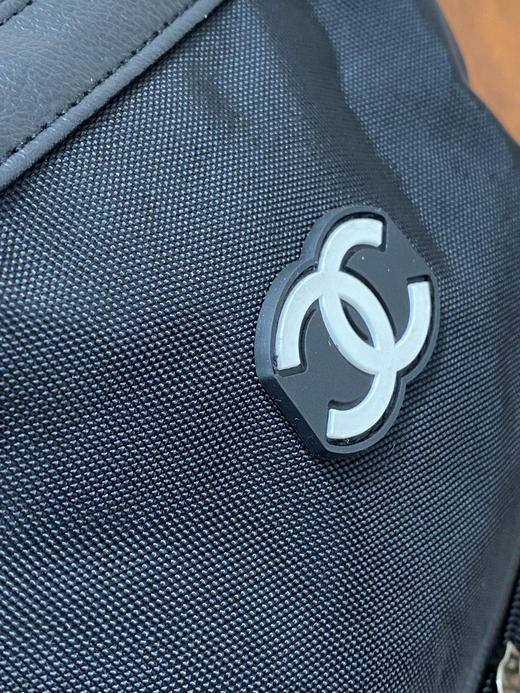 精致女孩必入！！香奈儿化妆包。大容量便携化妆包

在柜子买护肤品达到一定额度柜姐会送的化妆包
东西很不错，内有标，扫码可进官网 商品图7