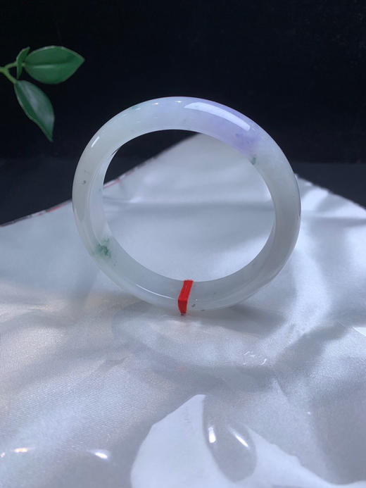 612204，56.5 淡紫罗飘花手镯，12.3-7.5mm 很清新秀气的一款很紫底飘清新蓝花 商品图2