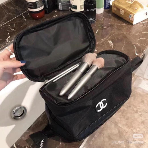 精致女孩必入！！香奈儿化妆包。大容量便携化妆包

在柜子买护肤品达到一定额度柜姐会送的化妆包
东西很不错，内有标，扫码可进官网 商品图2