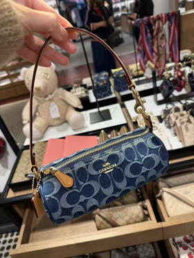 ¥840🇺🇸Coach 最新款Nolita Barrel香布雷笔筒包
