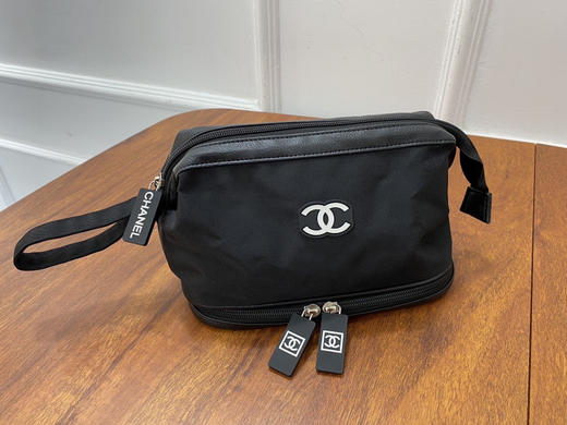 精致女孩必入！！香奈儿化妆包。大容量便携化妆包

在柜子买护肤品达到一定额度柜姐会送的化妆包
东西很不错，内有标，扫码可进官网 商品图3