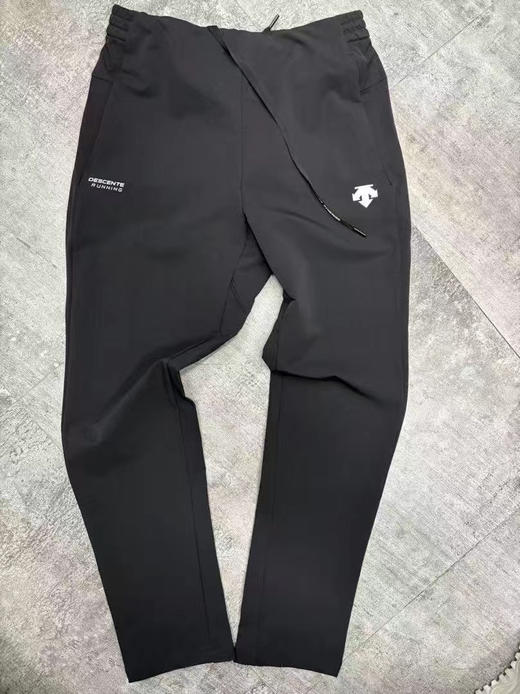 正品迪桑特RUNNING系列跑步运动休闲男士梭织运动长裤 
 非加绒 春款 可单穿  适合人群广泛 
 梭织面料 不易变形  耐穿  版型好  体制内标配 
 尺码 M- XXL 商品图0