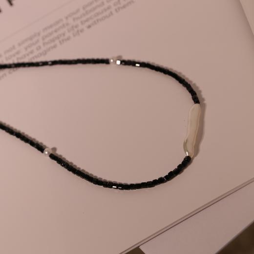 【甄珠贝】禅意zen 【玄境】时髦感十足的黑尖晶石2-3mm + baby珠 2.5-3mm 淡水珍珠项链 锁骨链 尾部可调节纯银链 商品图2