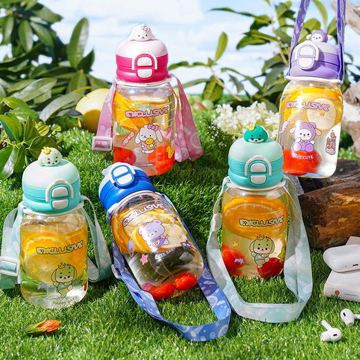 【双饮随手杯，潮饮新定义~】可爱卡通宝宝水杯 儿童双盖塑料杯子 幼儿园小学生创意斜跨背带水壶-QQ 商品图1