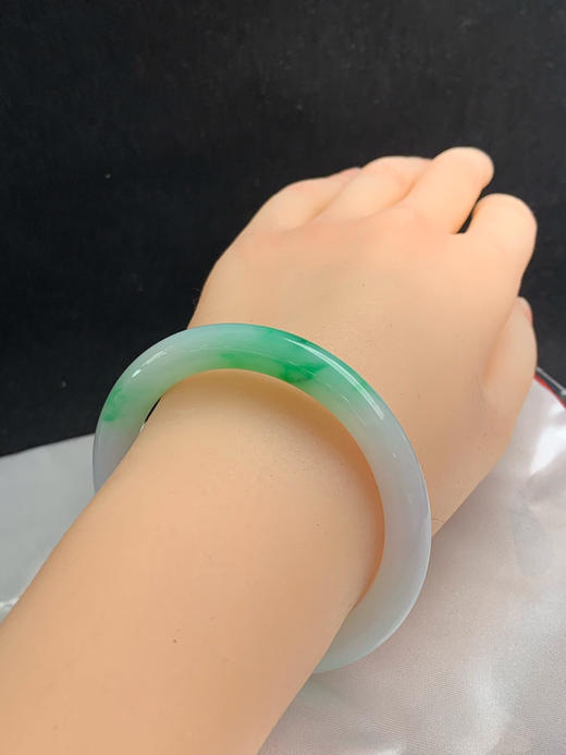 612207，53.6圈口，细糯化飘阳绿细圆条美人条，白底飘阳绿色花，内圈一处洒金金，颜色吸睛，无裂 商品图4