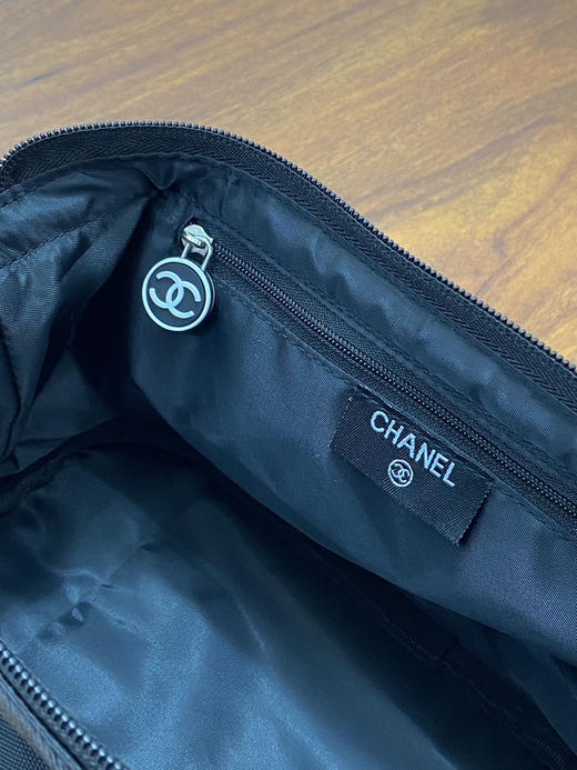 精致女孩必入！！香奈儿化妆包。大容量便携化妆包

在柜子买护肤品达到一定额度柜姐会送的化妆包
东西很不错，内有标，扫码可进官网 商品图12