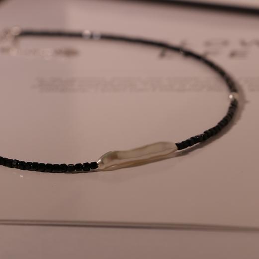 【甄珠贝】禅意zen 【玄境】时髦感十足的黑尖晶石2-3mm + baby珠 2.5-3mm 淡水珍珠项链 锁骨链 尾部可调节纯银链 商品图3