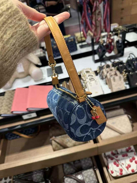 ¥840🇺🇸Coach 最新款Nolita Barrel香布雷笔筒包 商品图1