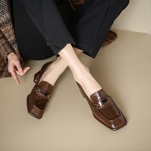 【预售5天】英伦风深口方头粗跟小皮鞋春季新款复古金属扣乐福鞋舒适单鞋NJMK&KD1070 商品图0