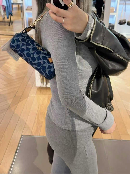 ¥840🇺🇸Coach 最新款Nolita Barrel香布雷笔筒包 商品图6