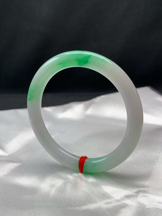 612207，53.6圈口，细糯化飘阳绿细圆条美人条，白底飘阳绿色花，内圈一处洒金金，颜色吸睛，无裂 商品图2