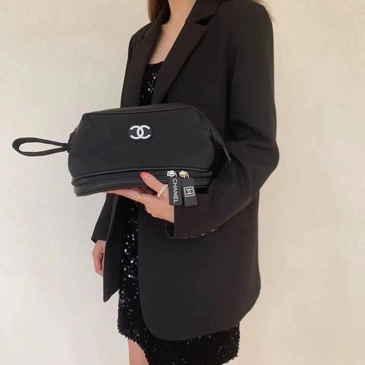 精致女孩必入！！香奈儿化妆包。大容量便携化妆包

在柜子买护肤品达到一定额度柜姐会送的化妆包
东西很不错，内有标，扫码可进官网 商品图1