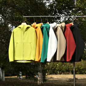 满分性价比！2025年新款3D立体户外三防面料情侣款连帽防风防泼水软壳衣！