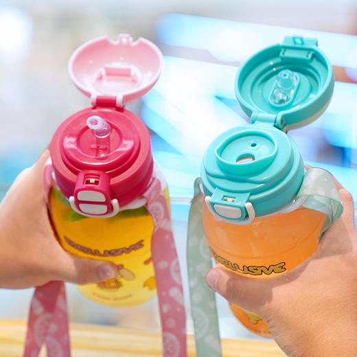 【双饮随手杯，潮饮新定义~】可爱卡通宝宝水杯 儿童双盖塑料杯子 幼儿园小学生创意斜跨背带水壶-QQ 商品图2