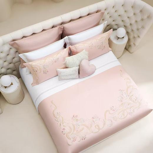 10楼罗卡芙ROYALCOVER100支全棉绣花欧式婚庆 红色四件套 贝拉之恋-粉240*240cm  吊牌价8980元 活动价4980元 商品图2