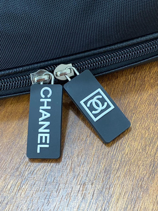 精致女孩必入！！香奈儿化妆包。大容量便携化妆包

在柜子买护肤品达到一定额度柜姐会送的化妆包
东西很不错，内有标，扫码可进官网 商品图6