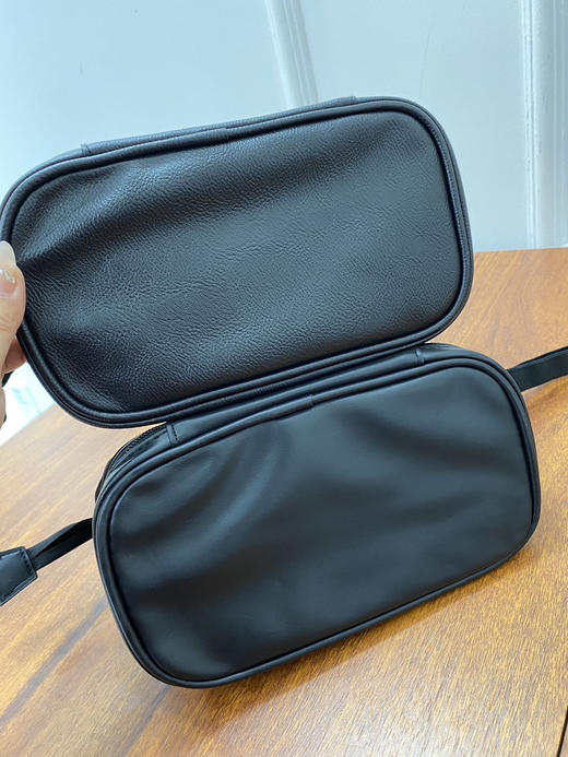 精致女孩必入！！香奈儿化妆包。大容量便携化妆包

在柜子买护肤品达到一定额度柜姐会送的化妆包
东西很不错，内有标，扫码可进官网 商品图10