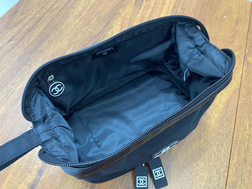 精致女孩必入！！香奈儿化妆包。大容量便携化妆包

在柜子买护肤品达到一定额度柜姐会送的化妆包
东西很不错，内有标，扫码可进官网 商品图11