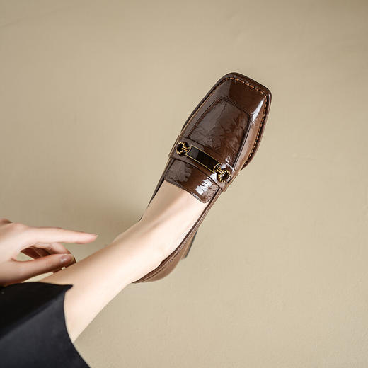 【预售5天】英伦风深口方头粗跟小皮鞋春季新款复古金属扣乐福鞋舒适单鞋NJMK&KD1070 商品图2