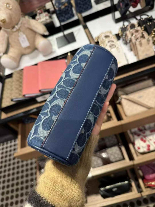 ¥840🇺🇸Coach 最新款Nolita Barrel香布雷笔筒包 商品图2