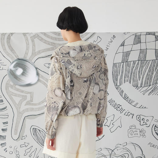 谜底连帽花色短外套2025春新品原创主题涂鸦感印花长袖251MW0137 商品图2