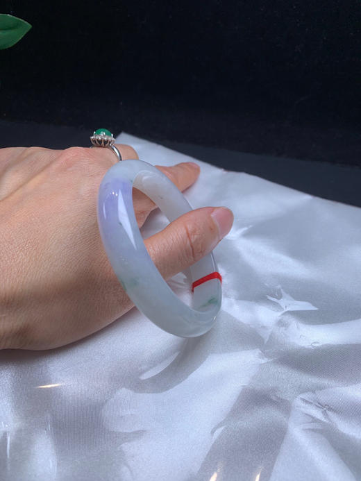 612204，56.5 淡紫罗飘花手镯，12.3-7.5mm 很清新秀气的一款很紫底飘清新蓝花 商品图5