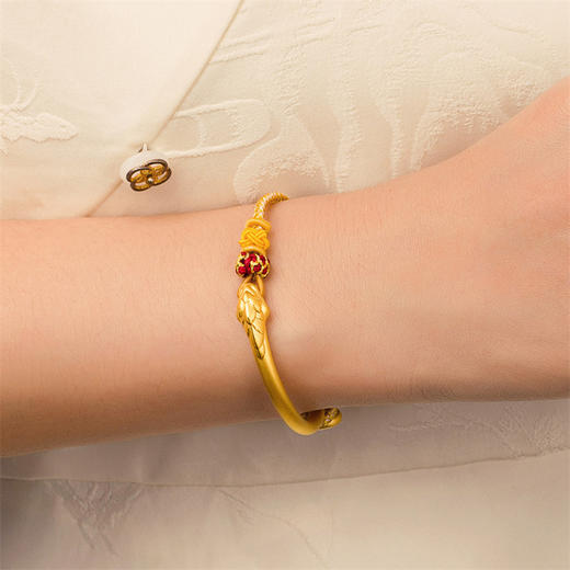 【福利拼团】灵蛇献瑞系列 黄金蛇镯手链 足金生肖蛇半镯半链手链气质女士礼物MEMORA诗普琳HBE09301、HBE09302（线上专供） 商品图7