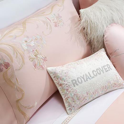 10楼罗卡芙ROYALCOVER100支全棉绣花欧式婚庆 红色四件套 贝拉之恋-粉240*240cm  吊牌价8980元 活动价4980元 商品图4