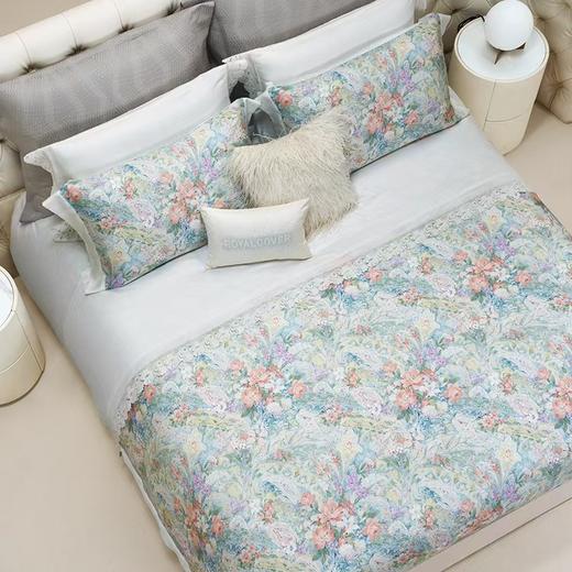 10楼罗卡芙ROYALCOVER双面天丝贡缎 印花四件套 萨利斯花园+同款天丝亲肤可水洗新雪丽夏被240*240cm吊牌价6860元   活动价4580元 商品图2