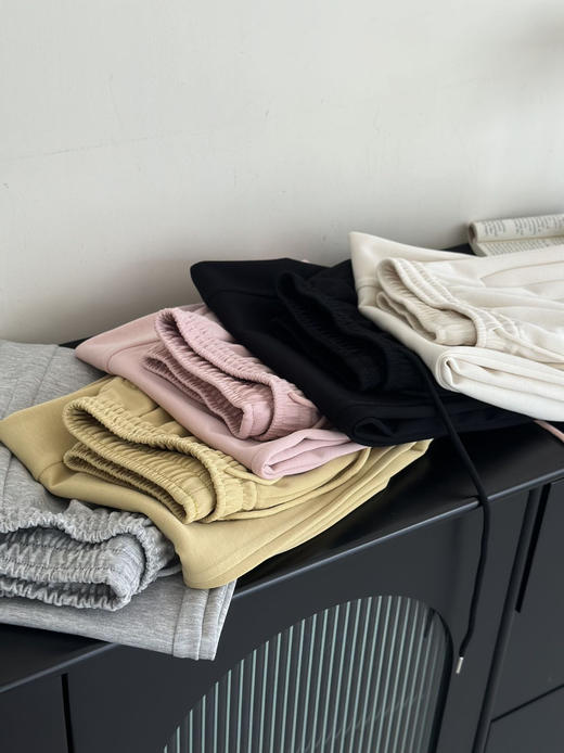  🔥【仟梓赫 空气层两穿卫裤】阔腿➕束脚两穿，🌷裤型完全不挑身材～拥有它走路都带风！超级显腿长👖 面料轻薄柔软💥，裸感丝滑！ 商品图3