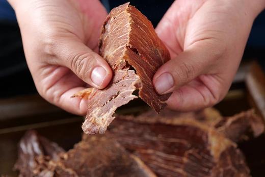 //【卤趣·雪花牛肉薄脆片】5斤牛肉出1斤雪花薄脆❗牛肉干真材实料！ ✅精选安格斯雪花牛肉，配料只有牛肉+盐 ✅1MM又薄又大片，鲜脆不柴 奶香味十足 ✅健康非油炸 低温慢烤12小时 商品图7