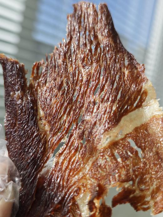 //【卤趣·雪花牛肉薄脆片】5斤牛肉出1斤雪花薄脆❗牛肉干真材实料！ ✅精选安格斯雪花牛肉，配料只有牛肉+盐 ✅1MM又薄又大片，鲜脆不柴 奶香味十足 ✅健康非油炸 低温慢烤12小时 商品图1