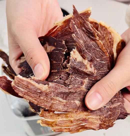 //【卤趣·雪花牛肉薄脆片】5斤牛肉出1斤雪花薄脆❗牛肉干真材实料！ ✅精选安格斯雪花牛肉，配料只有牛肉+盐 ✅1MM又薄又大片，鲜脆不柴 奶香味十足 ✅健康非油炸 低温慢烤12小时 商品图4