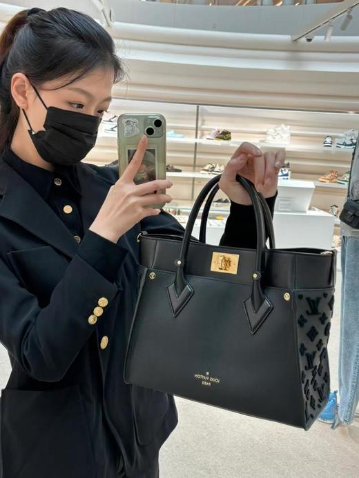 驴家OnMySide手袋展现小牛皮与经典Monogram帆布的优雅融合。撞色帆布塑造大号外袋（HH） 商品图3