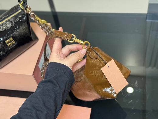 D021421伯爵驼色复古腋下包无论是手拎还是斜挎都轻松自如 商品图12