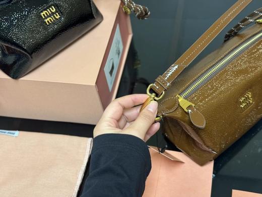 D021421伯爵驼色复古腋下包无论是手拎还是斜挎都轻松自如 商品图11