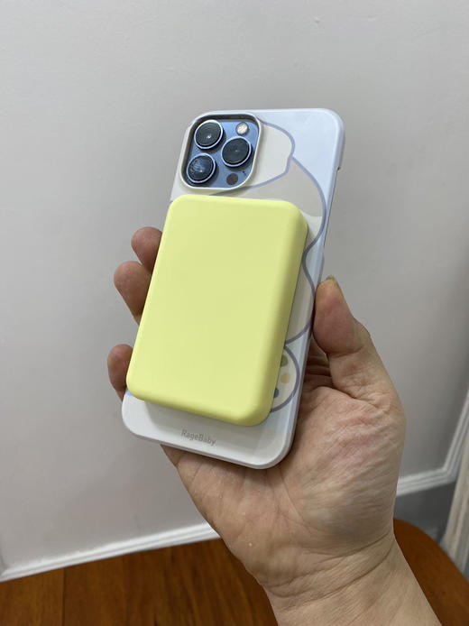 出口非洲订单 品牌MVMT  

裸装 磁吸背夹冲 颜值顶头 5000毫安容量

粉色和黄色两个颜色可以选择。手感无敌。 商品图1