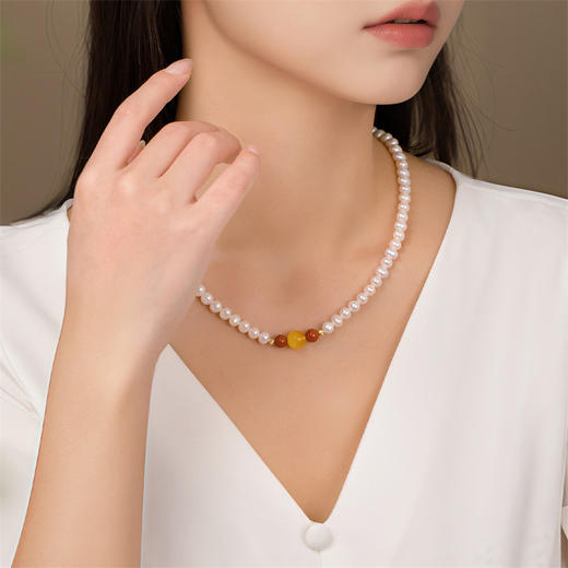 【新品首发】南红蜜蜡珍珠项链 18k金简约百搭银S925珍珠项链女士礼物MEMORA诗普琳ZNE03501（线上专供） 商品图2
