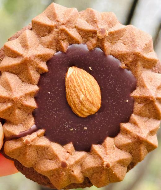 🌸🍪日本限定Milk Baton樱花波浪纹饼干！北海道原产，品质超绝。樱花融饼干技术，波浪薄片，外层巧克力醇厚，内芯饼干轻盈酥脆。两种口味，原味丝滑，坚果味越嚼越香。追剧、下午茶必备，巨好吃~ 商品图5