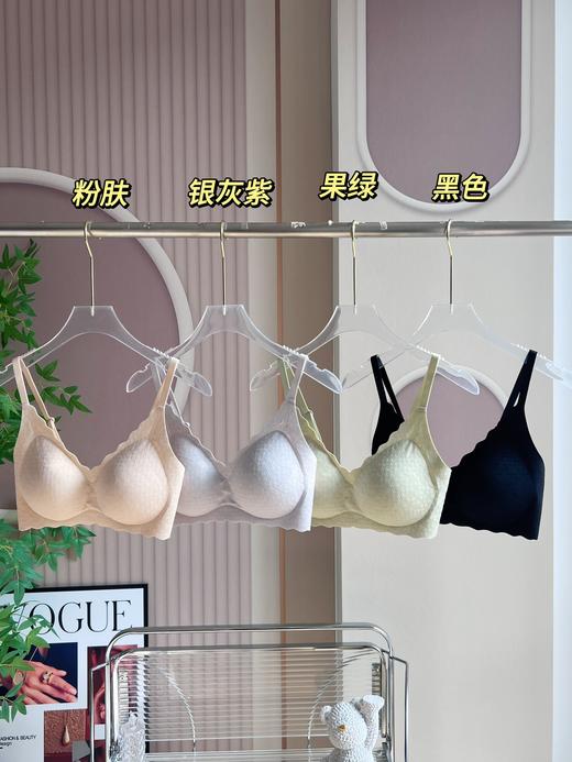 点此购买 华歌尔波浪边V领文胸 艾 309273 商品图0