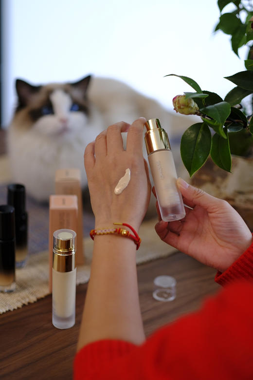 唐老师实验室出品粉底液，春季焕妆，匠心打磨研发的，轻薄透气光感粉底液，水润服帖不卡粉，越用越自然， 妆养合一，呵护肌肤屏障，愿新的一年美出新模样💗 商品图10