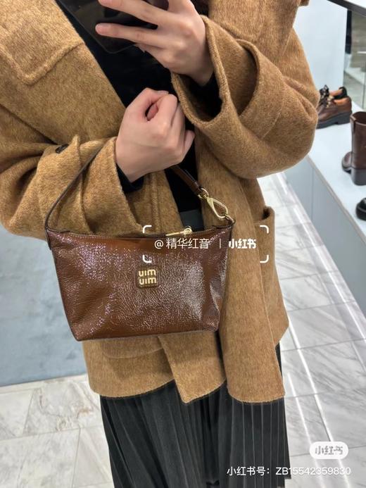 D021421伯爵驼色复古腋下包无论是手拎还是斜挎都轻松自如 商品图2