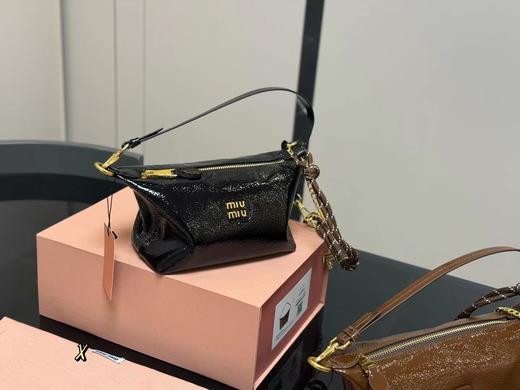 D021421伯爵驼色复古腋下包无论是手拎还是斜挎都轻松自如 商品图8