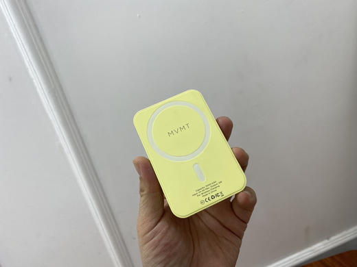 出口非洲订单 品牌MVMT  

裸装 磁吸背夹冲 颜值顶头 5000毫安容量

粉色和黄色两个颜色可以选择。手感无敌。 商品图7