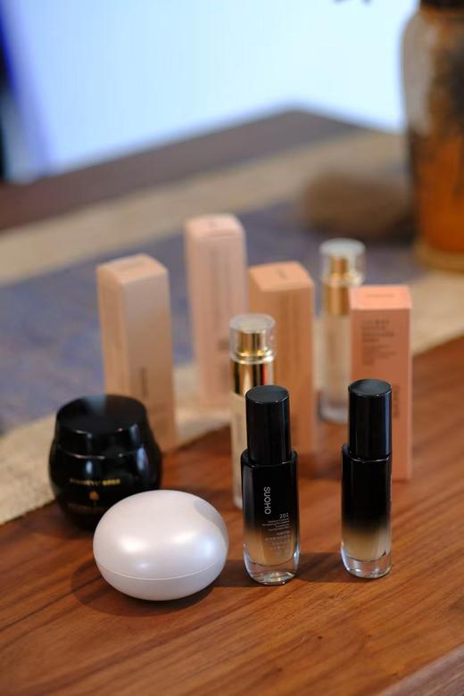 唐老师实验室出品粉底液，春季焕妆，匠心打磨研发的，轻薄透气光感粉底液，水润服帖不卡粉，越用越自然， 妆养合一，呵护肌肤屏障，愿新的一年美出新模样💗 商品图8