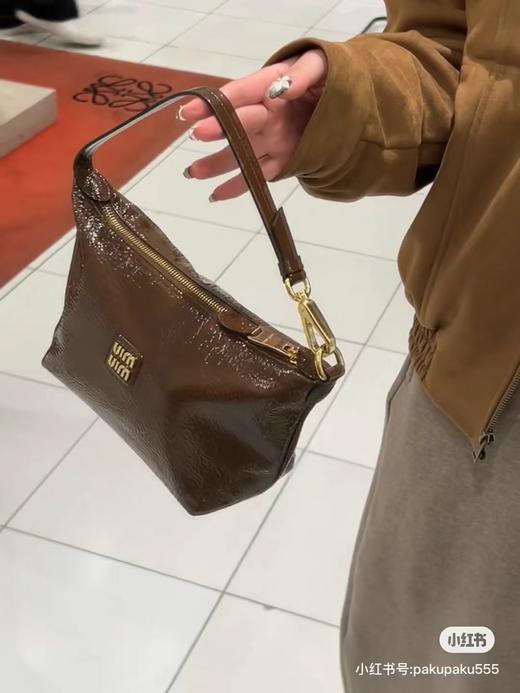 D021421伯爵驼色复古腋下包无论是手拎还是斜挎都轻松自如 商品图4