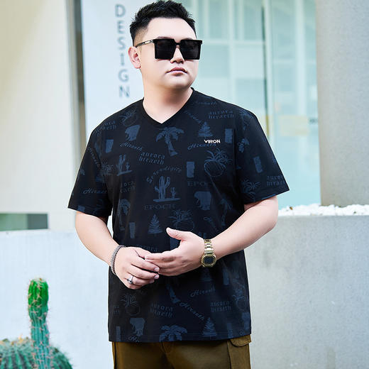 【纯棉】【DYG】大依优型大码男装V领T恤潮流印花男加肥加大码宽松短袖T恤男士肥佬衣服衫 商品图3