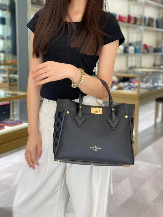 驴家OnMySide手袋展现小牛皮与经典Monogram帆布的优雅融合。撞色帆布塑造大号外袋（HH） 商品图1