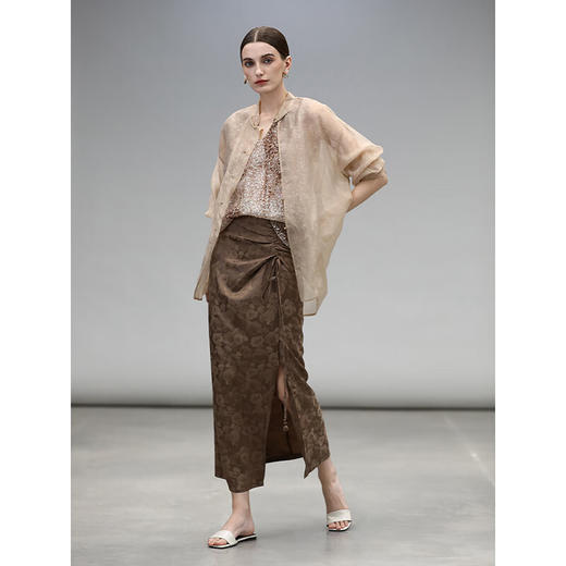 COCOBELLA奢感新国风暗纹提花丝光缎面垂坠丝滑半身裙HS7047 商品图3