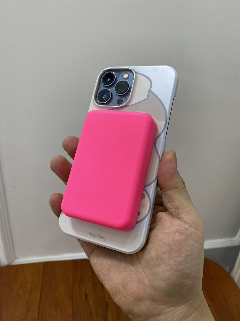 出口非洲订单 品牌MVMT  

裸装 磁吸背夹冲 颜值顶头 5000毫安容量

粉色和黄色两个颜色可以选择。手感无敌。